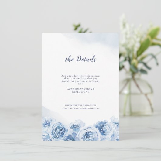 Elegant calligraphy dusty blue floral bruiloft informatiekaartje (Staand voorkant)