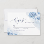 Elegant calligraphy dusty blue floral bruiloft RSVP kaartje (Voorkant)