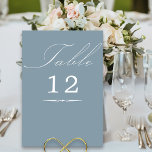 Elegant Calligraphy Dusty Blue Wedding Kaart<br><div class="desc">Dusty Blue trouwtafel nummerkaart met elegante kalligrafie en bewerkbaar tafelnummer. Eenvoudig, modern minimalistisch ontwerp dat bij uw trouwkleuren past. De tabel is geschreven in een handgeschreven script en de sjabloon is klaar om het tabelnummer te bewerken. Coördinerende uitnodigingen, briefpapier en de inrichting van de dag van het evenement zijn te...</div>