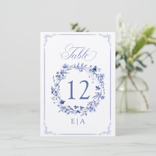 Elegant Calligraphy Floral Wreath Table Number Kaart (Staand voorkant)