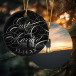 Elegant Calligraphy Just Married Wedding Photo Keramisch Ornament<br><div class="desc">"Enkel Gehuwd"in elegant manuscript over uw foto met trouwdatum en tweede fotooptie op de rug.</div>