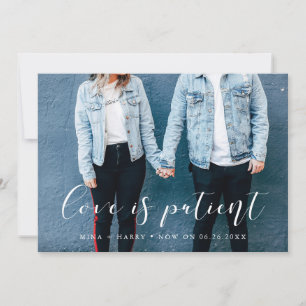 Elegant calligraphy Love is Patiëntenbruiloft upda Aankondiging