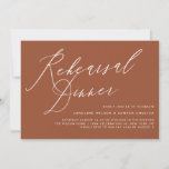 Elegant Calligraphy Terracotta Rehearsal Dinner Kaart<br><div class="desc">Nodig gasten uit voor je trouwrepetitie diner met deze aanpasbare repetitieve diner uitnodiging. Het kenmerkt het manuscript van Caroline,  een elegante moderne kalligrafie. Personaliseer deze terracotta repetisaleduitnodiging door namen,  datum,  tijd,  en andere gebeurtenisdetails toe te voegen. Deze boho-repetitie dineruitnodiging is perfect voor elk trouwthema en elk seizoen.</div>