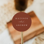 Elegant Calligraphy Terracotta Wedding Ronde Sticker<br><div class="desc">Eenvoudige,  kalligrafie bruiloft stickers met uw namen in witte letters met een terracotta-bruine achtergrond. De bruine trouwstickers zijn perfect om te gebruiken voor envelopzegels,  huwelijksgunsten en meer! De elegante bruiloft stickers zijn ontworpen om te coördineren met onze Elegant Calligraphy Terracotta bruiloft collectie.</div>