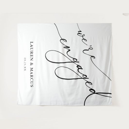 Elegant Calligraphy We zijn Engaged Party Wandkleed (Voorkant (horizontaal))