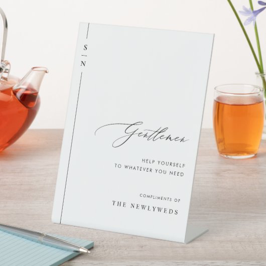 Elegant Calligraphy Wedding Bathroom Basket Sign Reclamebord Met Voetstuk (Insitu)