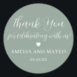 Elegant Calligraphy Wedding Bedankt voor je plezie Ronde Sticker<br><div class="desc">Het perfecte kleine ding om je trouwbonenkast af te dichten of bedankt je opmerking. Het dankjegevoel wordt geschreven in een playful manuscriptdoopvont dan zijn de jouw naam en de trouwdatum in een klassieke serif tekst. Een zoet hart scheidt hen. Dit object maakt deel uit van de Elegant Minimalist Wedding Suite....</div>