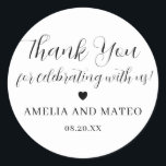 Elegant Calligraphy Wedding Bedankt voor je plezie Ronde Sticker<br><div class="desc">Het perfecte kleine ding om je trouwbonenkast af te dichten of bedankt je opmerking. Het dankjegevoel wordt geschreven in een playful manuscriptdoopvont dan zijn de jouw naam en de trouwdatum in een klassieke serif tekst. Een zoet hart scheidt hen. Dit object maakt deel uit van de Elegant Minimalist Wedding Suite....</div>