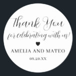 Elegant Calligraphy Wedding Bedankt voor je plezie Ronde Sticker<br><div class="desc">Het perfecte kleine ding om je trouwbonenkast af te dichten of bedankt je opmerking. Het dankjegevoel wordt geschreven in een playful manuscriptdoopvont dan zijn de jouw naam en de trouwdatum in een klassieke serif tekst. Een zoet hart scheidt hen. Dit object maakt deel uit van de Elegant Minimalist Wedding Suite....</div>