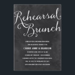 Elegant Chalkboard | Rustic Chic Rehearsal Brunch Kaart<br><div class="desc">Deze elegante,  zwarte en witte repetitiebrunch nodigt uitingen uit uit eigenschappen die prachtige,  rustige kalligrafie en een achtergrond van het krijtbord bevatten.</div>