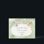 Elegant Champagne Ivory Floral Save the Date Briefkaart<br><div class="desc">Zo'n elegant bloemontwerp met prachtige ivoren bloemen op een sage groene waterverf achtergrond. Een briefkaart voor een eenvoudigere bruiloft "Save the Date". De gedempte kleuren geven deze uitnodiging een romantisch gevoel. Ideaal voor elk seizoen.</div>