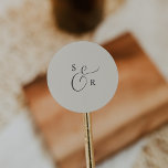 Elegant Champagne Monogram Wedding Envelope Seals Ronde Sticker<br><div class="desc">Deze elegante champagne-monogram bruinzegels zijn perfect voor een eenvoudige bruiloft. Het minimalistische lichtbeige en grijze design biedt een fancy romantische typografie met moderne glazige stijl. in elke kleur. Houd het ontwerp minimaal en vaag, zoals het is, of pas het aan door uw eigen afbeeldingen en illustraties toe te voegen. Pas...</div>