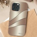Elegant Champagne Shimmer Waves Pattern met Name Case-Mate iPhone Case<br><div class="desc">Een prachtig gestroomlijnd en stijlvol telefoondoosontwerp voor het beschermen van uw telefoon in stijl. Het kenmerkt een patroon van golvende krommen in het scheren champagne neutrale kleuren met schaduwen en hoogtepunten. Een tekst sjabloon is inbegrepen om met jouw naam, monogram of andere gewenste tekst te personaliseren. U kunt dit hoesje...</div>