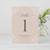 Elegant Champagne Tan 5x7 Wedding Table Numbers Kaart (Staand voorkant)