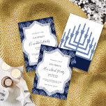 Elegant Chanoeka Party Menorah Patroon Kaart<br><div class="desc">Dit ontwerp haalt inspiratie uit het contrast tussen dag en nacht,  met tinten blauw die doen denken aan de maan en wit zoals de dag.</div>