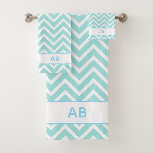 Elegant Chevron Pattern & Monogram on Turquoise Bad Handdoek (Insitu)