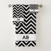 Elegant Chevron Pattern on Black White Monogrammed Bad Handdoek (Insitu)