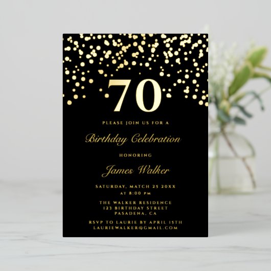 Elegant Chic Black en Gold Script 70th Birthday Folie Uitnodiging (Staand Voorkant)