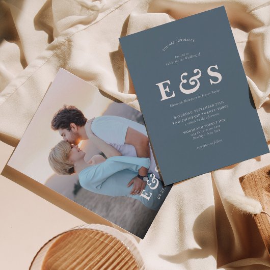 Elegant Chic Dusty Blue Monogram Foto Weddenschap Kaart