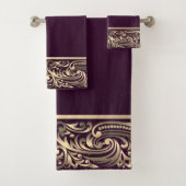 Elegant Chic Gold Swirls Burgundy Bad Handdoek (Insitu)