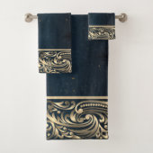 Elegant Chic Gold Swirls Donkerblauw Bad Handdoek (Insitu)