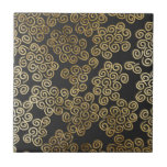 Elegant Chic Gold Swirls op Black Tegeltje<br><div class="desc">Deze elegante en chic faux bedrukte goudzenen op zwart zijn perfect voor de trendy en stijlvolle vrouw. De moderne en eenvoudige afdruk is geweldig voor vele geschenken en gelegenheden. Geniet van dit hedendaagse en modieuze ontwerp voor uw volgende aankoop; voor jezelf,  je vrienden of je familie!</div>
