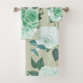 Elegant chic green white floral bad handdoek (Insitu)