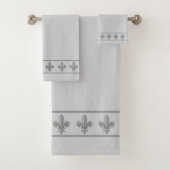 Elegant, Chic Lis Flowers on Light Silver Gray Bad Handdoek (Insitu)
