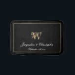Elegant Chic Monogram Names Pas getrouwd Wedding Badmat<br><div class="desc">Elegant Chic Monogram Names Pas getrouwd Wedding Bath Mat. Cute stijlvolle gepersonaliseerde zwarte en gouden monogrammed badmat. Klassiek manuscript voor het monogrammed familienaam initiaal, de namen van de bruid en de groom en de datum op een chrome zwarte achtergrond. Een perfect cadeau voor nieuwe wieren, geëngageerde paren of mooi voor...</div>