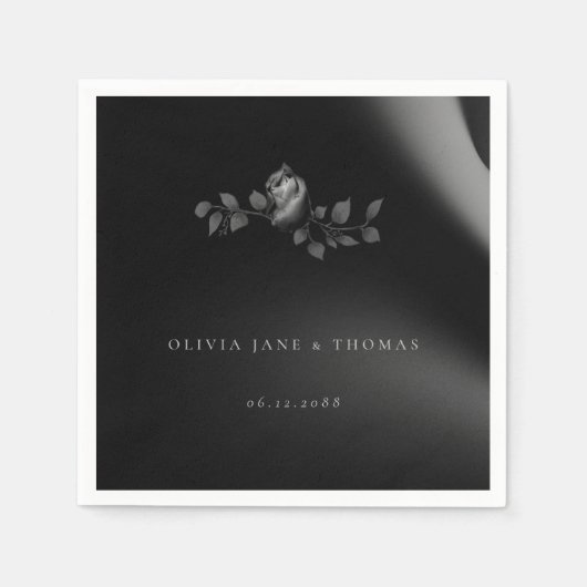 Elegant Chic Moody Black Roos Floral Wedding Servet (Voorkant)