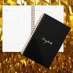 Elegant Chic Trendy Black Gold Weekly & Maandelijk Planner<br><div class="desc">Aangepast, gepersonaliseerd, modern, trendy, chic, strak zwart en grijs ingecheckt patroon, elegant faux goudtypografie / scriptnaam, wekelijks en maandelijks panner met één vel leuke en kleurrijke herpositioneerbare stickers achterin. Typ gewoon het type in jouw naam om het aan te passen. Plan uw dagen in stijl met deze aanpasbare planner. Met...</div>