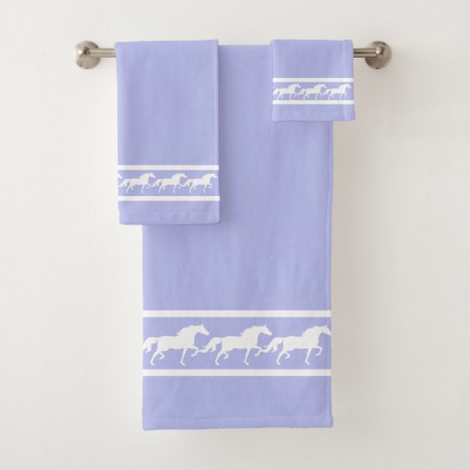 Elegant, Chic White Horses on Light Blue Bad Handdoek (Insitu)