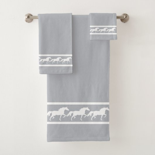 Elegant, Chic White Horses on Light Silver Gray Bad Handdoek (Insitu)