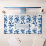 Elegant China Blue Rozen Bureaumat<br><div class="desc">Elegant en kikkerrijen van roemeense schildklierblauwe rozen en bladeren op een schone witte achtergrond.</div>