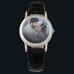 Elegant chique Pas getrouwd bruiloft foto Jubileum Horloge<br><div class="desc">Deze elegante scriptfoto's zullen een prachtige keepname van je trouwdag zijn! In de unieke kalligrafie staat "Mr. en Mrs." naast uw eigen familienaam en datum. Voeg je trouwfoto toe en maak dit tot een perfect cadeau voor de nieuwe bruid,  een verjaardag,  of vow vernieuwing!</div>