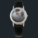 Elegant chique Pas getrouwd bruiloft foto Jubileum Horloge<br><div class="desc">Deze elegante scriptfoto's zullen een prachtige keepname van je trouwdag zijn! In de unieke kalligrafie staat "Mr. en Mrs." naast uw eigen familienaam en datum. Voeg je trouwfoto toe en maak dit tot een perfect cadeau voor de nieuwe bruid,  een verjaardag,  of vow vernieuwing!</div>