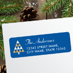 Elegant Christmas Tree Blue Gold Return Label<br><div class="desc">Voeg een vleugje vakantiejuichen toe aan uw e-mail met feestelijke retouradreslabels! Dit elegante ontwerp is voorzien van een kerstboom in stijl, geïnspireerd op de geometrische kunst van het Art Deco-tijdperk. Personaliseer de sjabloon met jouw naam, familienaam en adres. Ze zijn een stijlvolle aanvulling op uw brieven, uitnodigingen en pakketten en...</div>