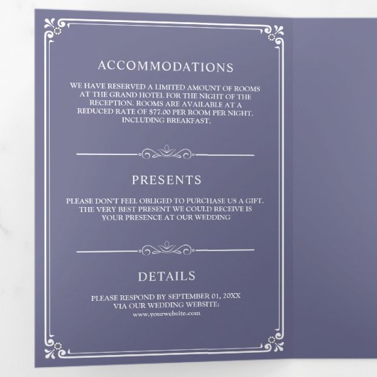 Elegant Classic Dusty Paarse Monogram Bruiloft Drieluik Uitnodiging (Binnenzijde eerst)