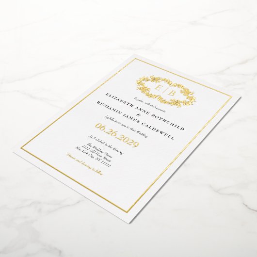 Elegant Classic Gold Crest Monogram Weddenschap Folie Uitnodiging (Gedraaid)