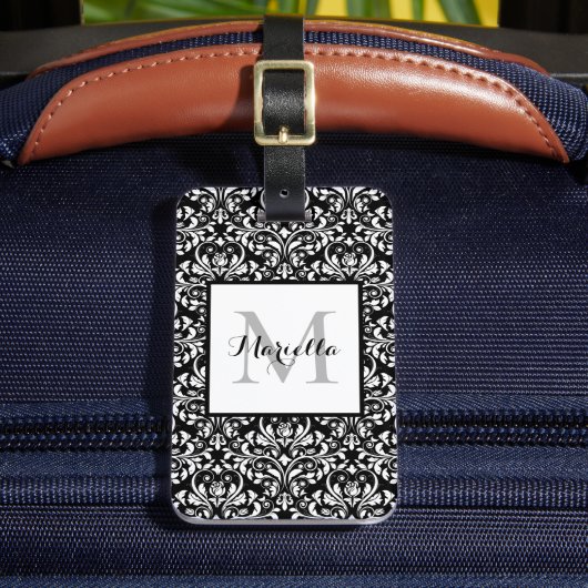 Elegant Classy Black White Monogram Damask Custom Bagagelabel (Voorkant Insitu 2)