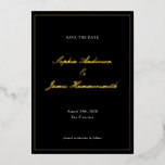 Elegant Classy Formal Black Lijst Script Weddensch Folie Uitnodiging<br><div class="desc">Elegant,  formeel en klastig vierkant Weddenschap Sparen de Datum met echte gouden folie en manuscripttypografie voor de namen van het paar,  stevige achtergrond,  een elegant lijst op de voorzijde en een witte backer. Pas het aan met je eigen trouwgegevens. Een zeer elegante en verfijnde huwelijksaankondiging voor moderne stellen.</div>