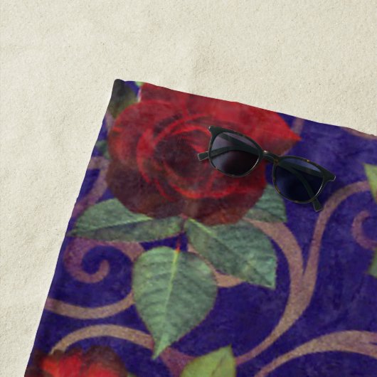 Elegant Classy Gold Damask  Red Rose Paars Strandlaken (In situ)