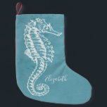 Elegant Coastal Beach Zee Horse Monogram Kleine Kerstsok<br><div class="desc">Elegant blauw en wit huisstrand. Wit gekleurd zee paard met monogrammebenaming. Blauwe achtergrond met halve toon.</div>