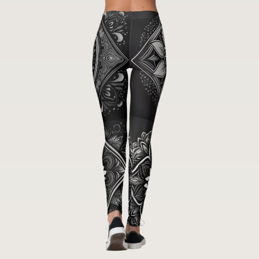 Elegant comfort: zwart-wit Mandala Leggings (Achterkant)