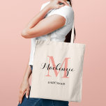Elegant Coral Pink Custom Weddenschap Bridesmaid N Tote Bag<br><div class="desc">De Elegant canvas tas van de douanebruiloft kenmerkt een gepersonaliseerd monogram typografie ontwerp met de moderne naam van het kalligrafische manuscript en het serif monogram initiaal in koraal/zalmroze en zwarte kleuren. Omvat douanetekst voor een bruidspartijtitel zoals "BRIDESMAID"of andere aangewezen formulering.</div>