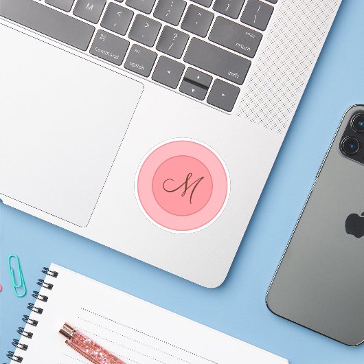 Elegant Coral Pink Modern Monogram Sticker (Laptop met iPhone)