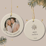 Elegant Couple's Eerste Kerstmis Foto Ornament<br><div class="desc">Vier een speciale mijlpaal met het eerste kerstfoto-Ornament van dit Elegant Couple. Koester uw eerste vakantie samen als een paar met dit prachtige ornament met een aanpasbare foto omlijst door een delicate champagne gouden sneeuwvlok op een lichte achtergrond. De voorkant toont op elegante wijze 'Onze Eerste Kerstmis' in de onderste...</div>