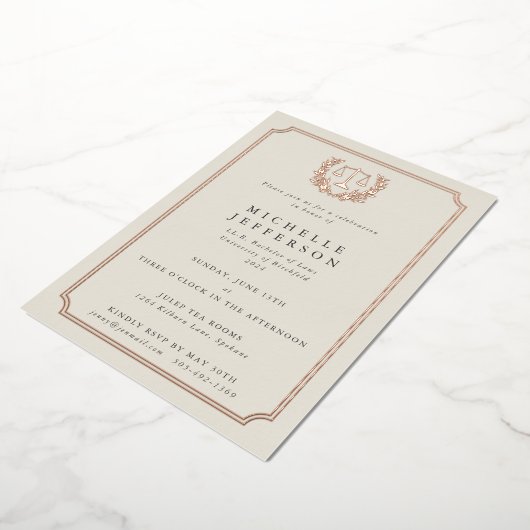 Elegant Cream Law School Graduparty Folie Uitnodiging (Gedraaid)