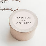 Elegant Cream Personalized Wedding Ronde Sticker<br><div class="desc">Sluit uw uitnodigingsenveloppen of gunsten af met onze elegante trouwstickers. De stickers van de douanebruiloft kenmerken uw namen in een zwart calligrafiemanuscript met een crèmeachtergrond of een kleur van uw keus. De coördinaten van het ontwerp met ons Moderne collectie van de Elegance bruiloft.</div>