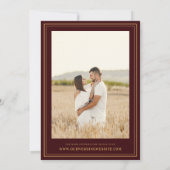 Elegant Crest Monogram Burgundy and Gold Wedding Kaart (Achterkant)